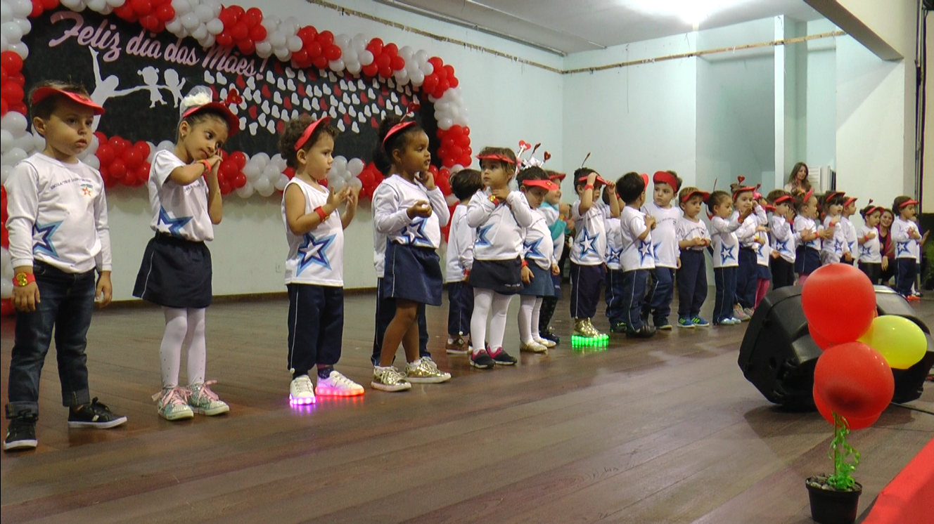 Alunos da Educação Infantil e do Ensino Fundamental homenageiam as mães com música e arte   